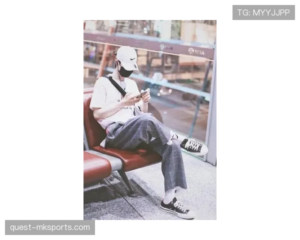 刷到蒋圣龙的私服照，鞋子贵得像能付掉我几个月房租，心态碎了