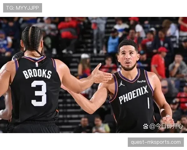 杜兰特今天换了条项链，直接闪瞎我这穷人的眼睛！