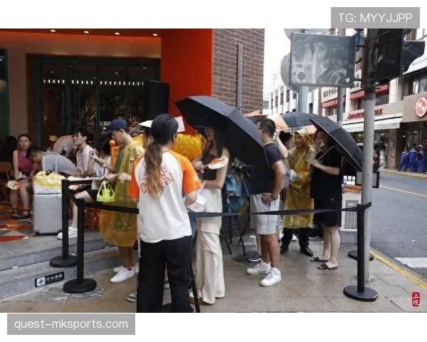 邹市明戴金链拎菜篮子排队，隔壁大妈愣住了